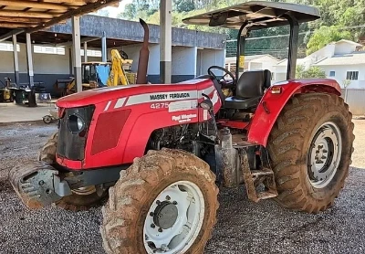 Trator Massey Ferguson 4275 modelo 2013, semi novo, para uso em lavoura.